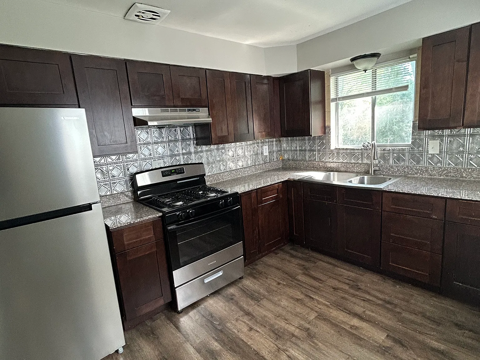 3 bed, 864 sqft, $1,350 — Photo 2