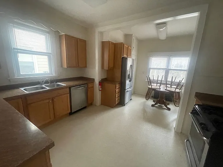 215 Giles St — Photo 9