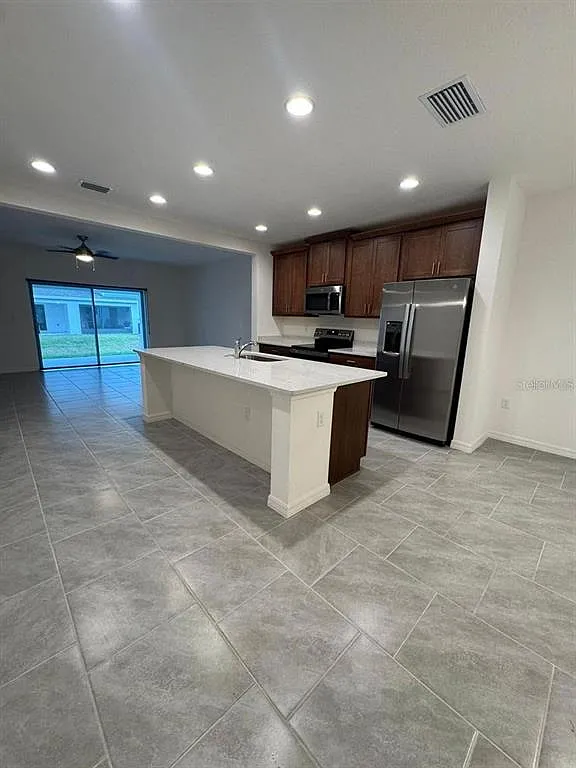 3 bed, 2.5 bath, 2120 sqft, $2,050 — Photo 3