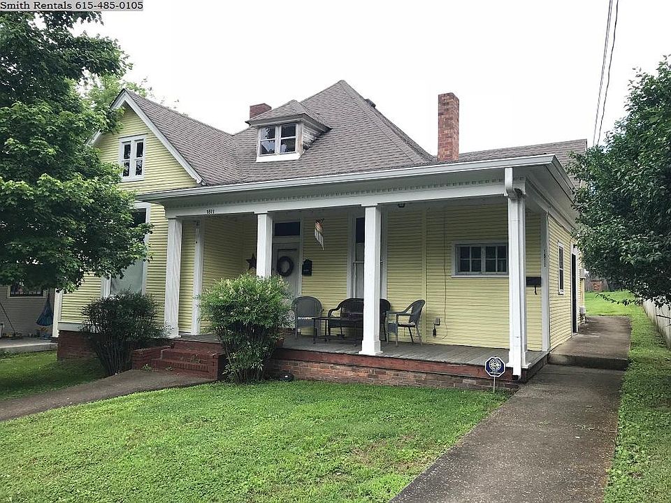 Front of duplex. The unit for rent is the back unit