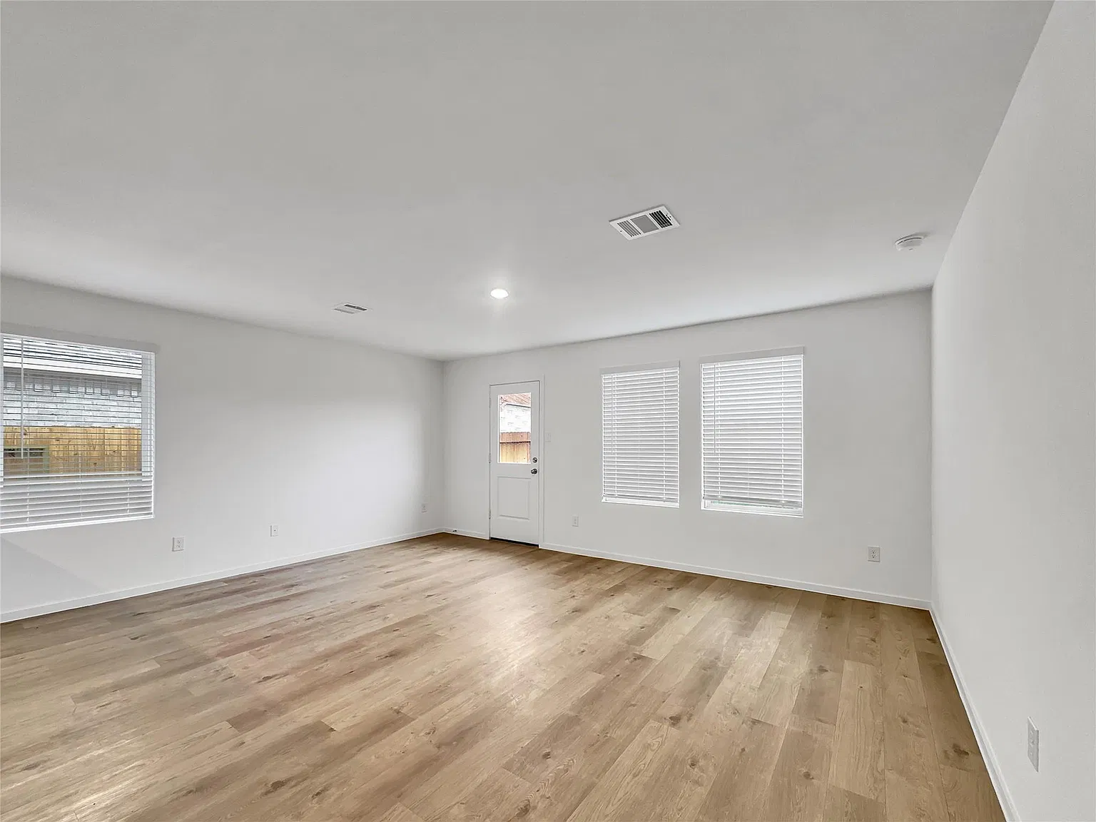 4 bed, 2.0 bath, 1776 sqft, $2,100 — Photo 4