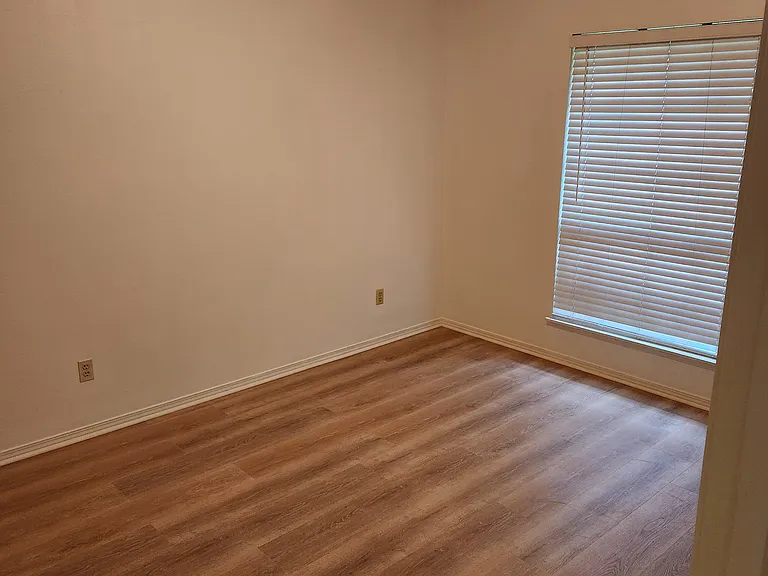 124 Napoleon Dr — Photo 10