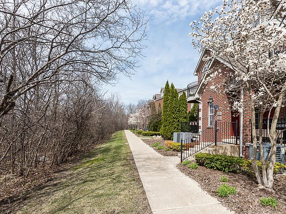 2nd image of 227 W Oakbrook Dr