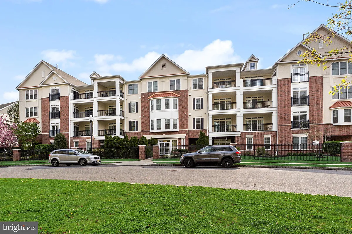 Building Photo - 2022 Crescent Way