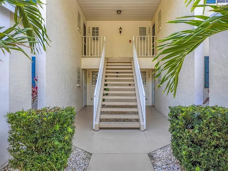 809 Montrose Dr #203 — Photo 3