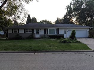 1114 Lily Rd, Oconomowoc, WI 53066