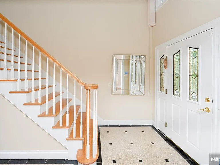 1056 Edgewood Ln — Photo 3