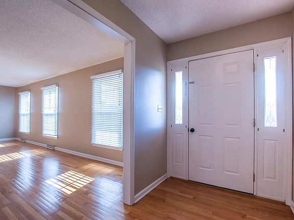 3rd image of 880 Doral Pl
