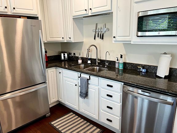 4th image of 1039 E Blaine Ave