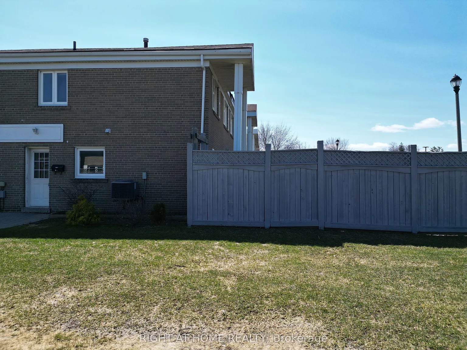 270 Town House Cres photo 1