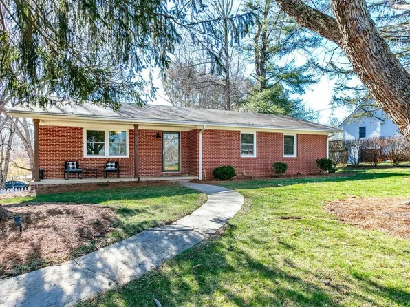 25 Overlook Dr, Candler, NC 28715