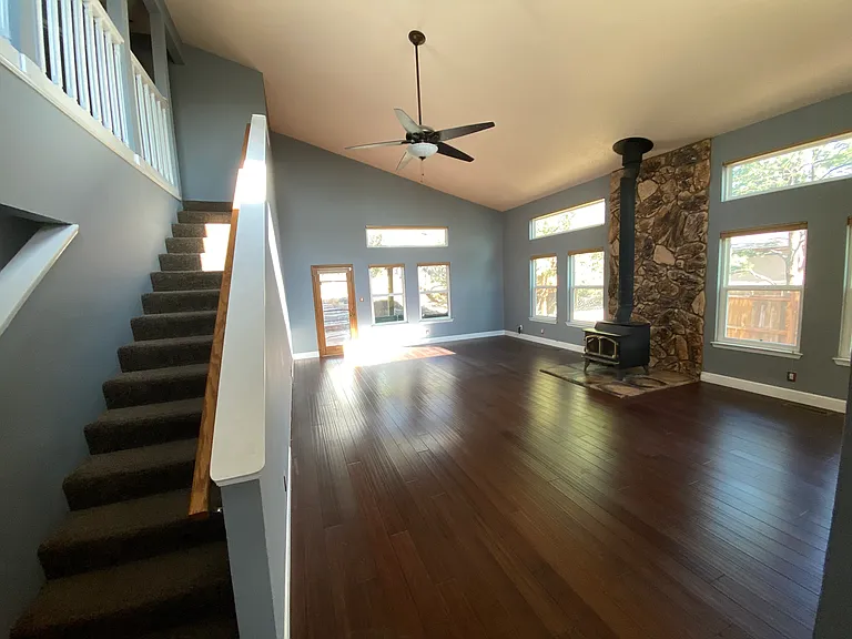 524 Oakwood Pl NE — Photo 2