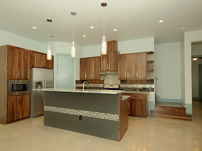 306 Franklin Blvd — Photo 3