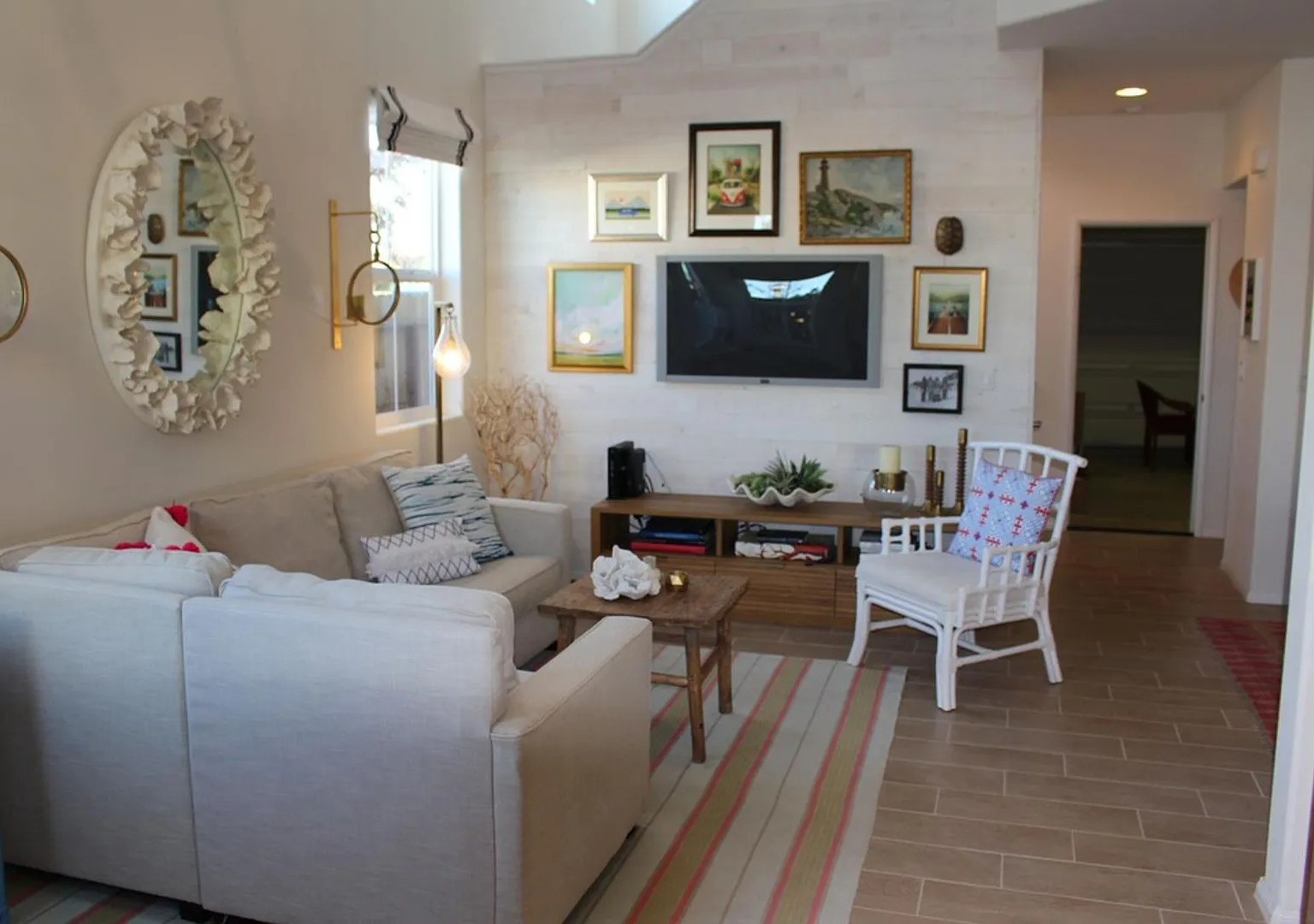 Like New 3 Bedroom Home! Near shops and restaurants! — Photo 2