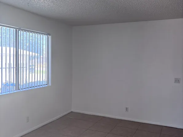 635 Montecito Ave #B, Hemet, CA 92543
