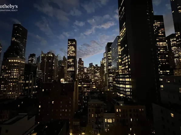 224 East 52nd Street image 10 of 23