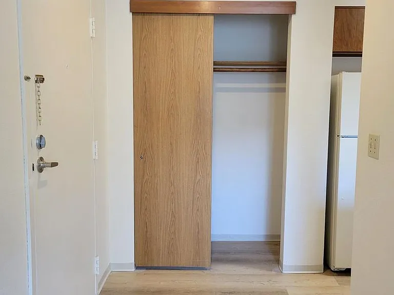 Willow Bay Apartments — Photo 14