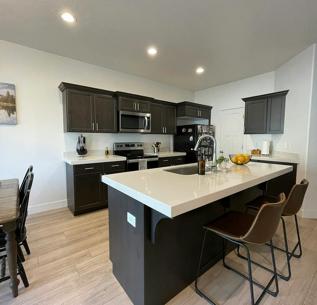 895 e pacific dr — Photo 2