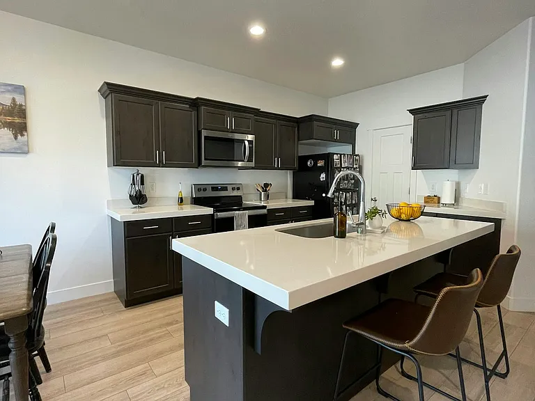 895 E Pacific Dr — Photo 2
