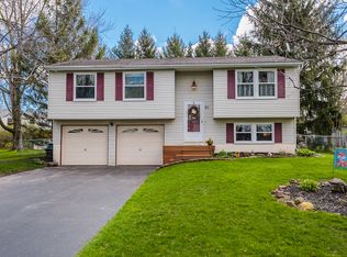 21 Ridge Meadows Dr, Spencerport, NY 14559