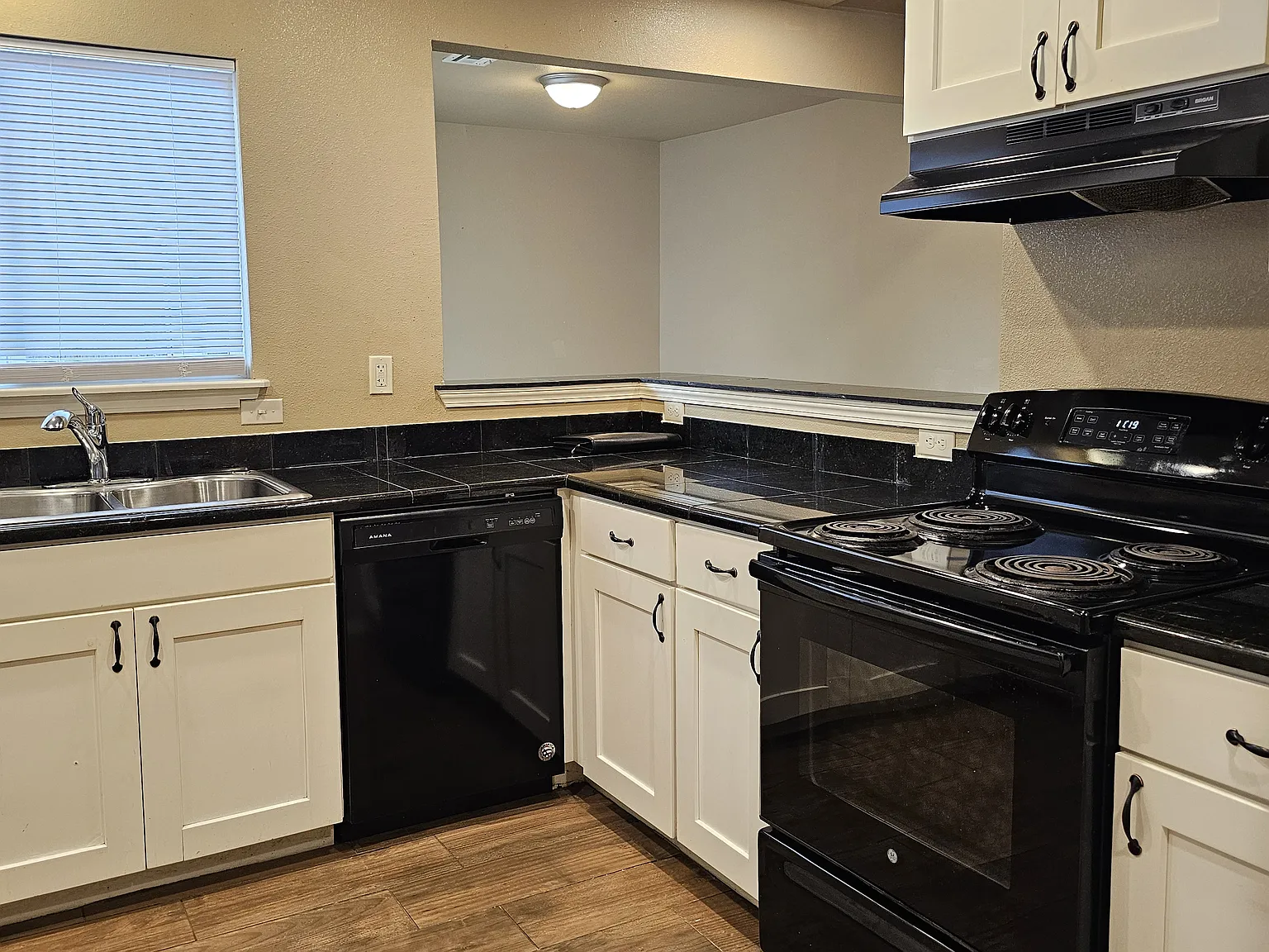 3 bed, 1409 sqft, $1,600 — Photo 2