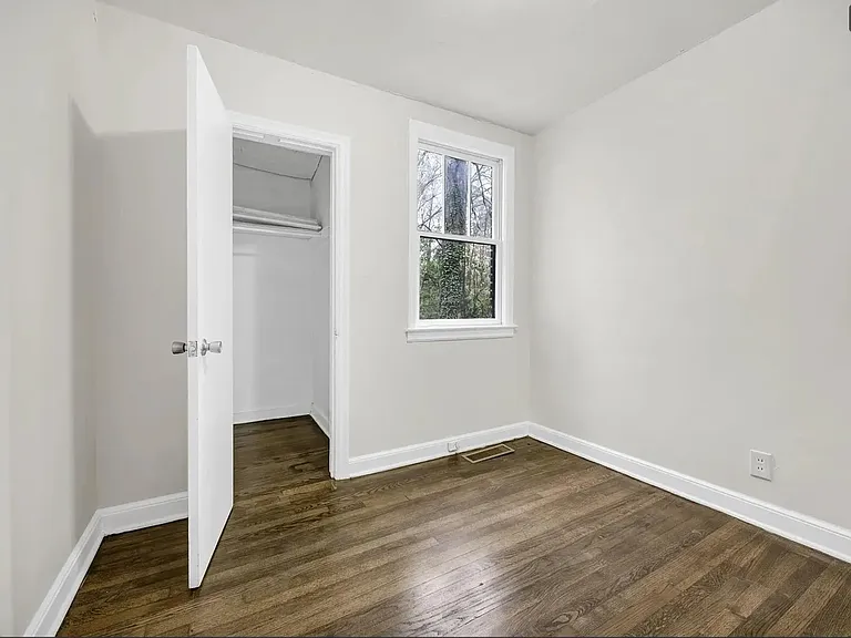 322 Glenn Ave — Photo 2