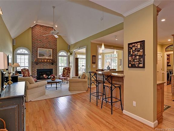 3rd image of 320 Yorkshire Dr