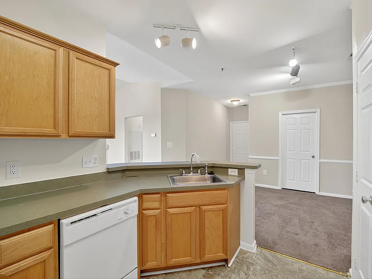 Brittany Commons Apartments — Photo 27