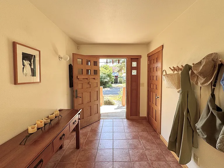 719 Decker Ave — Photo 2