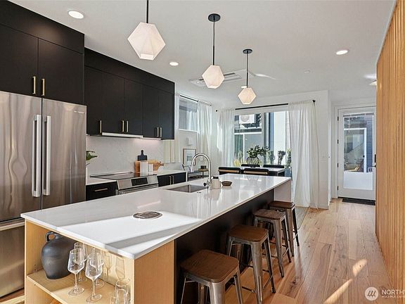 4th image of 515 Howe St #A