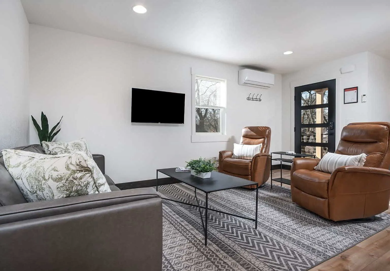 2 bed, 2.0 bath, 930 sqft, $2,200 — Photo 2