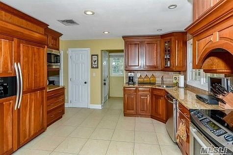 3rd image of 4 Wood Hollow Ln
