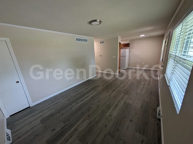 405 Holiday Dr — Photo 5