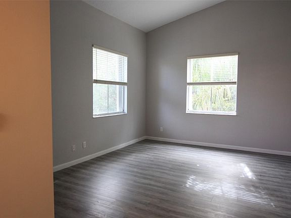 4th image of 619 E Sheridan St APT 302