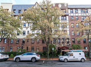 4 Maple Dr, Great Neck, NY 11021