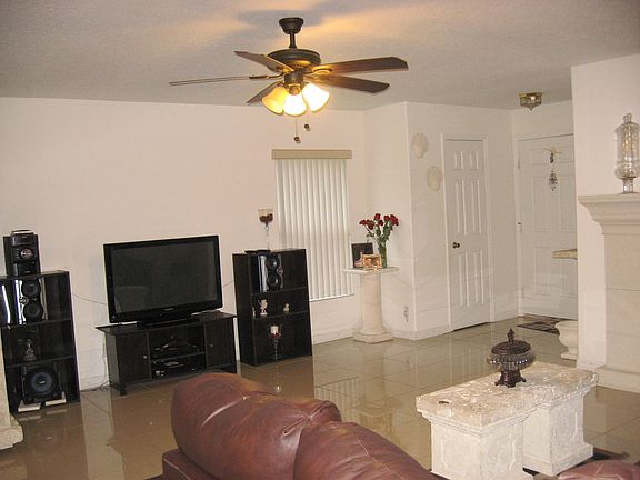 2nd image of 286 SW Tulip Blvd