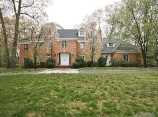 1 Pin Oak Ct, Glen Head, NY 11545