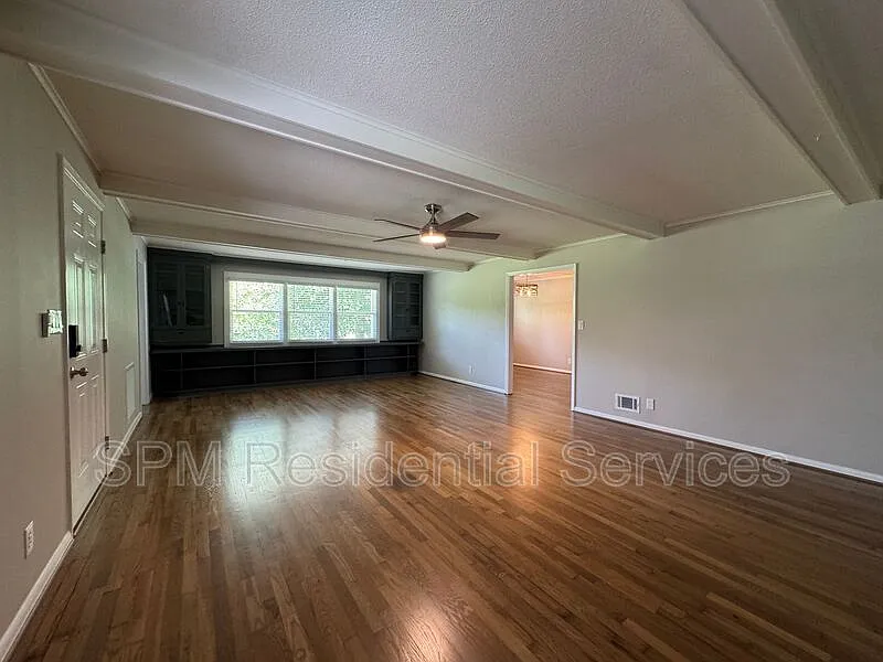 4 bed, 2.5 bath, 2486 sqft, $3,200 — Photo 4