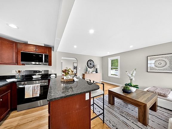 5th image of 49 Denver St