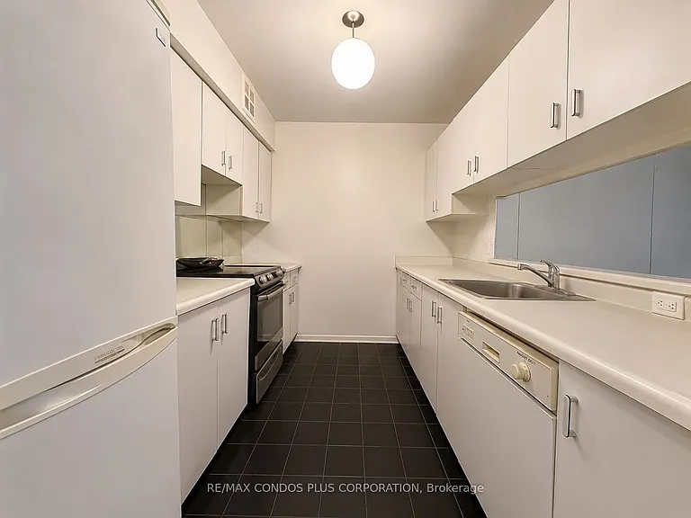 1055 Bay St #508 — Photo 5