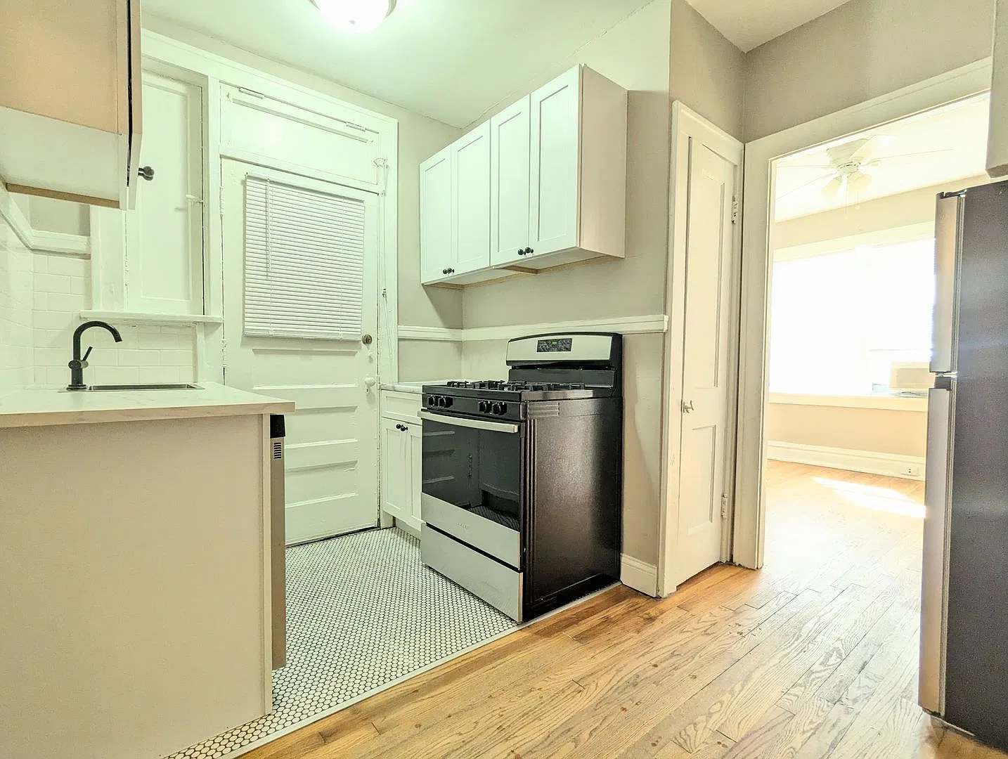 Freshly Updated Southampton 1 Bedroom — Photo 3