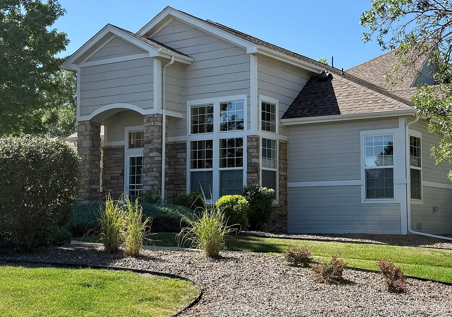 Fully Furnished Executive Townhome | Utilities + Internet Included | Gated Pelican Pointe, Centra... — Photo 1