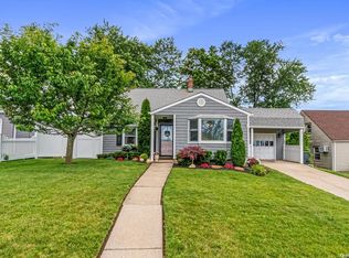 149 Old Farm Rd, Levittown, NY 11756