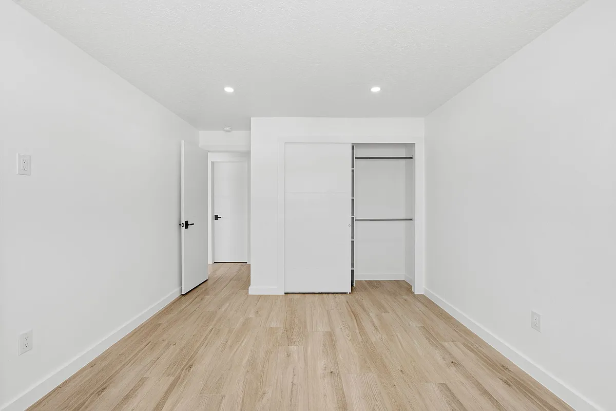 Building Photo - 210 6th Ave