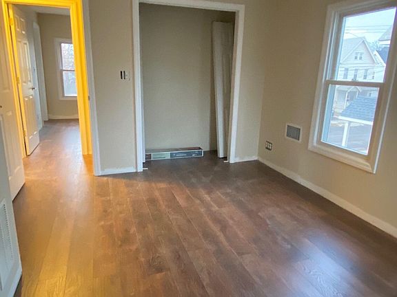 4th image of 48 Thompson St
