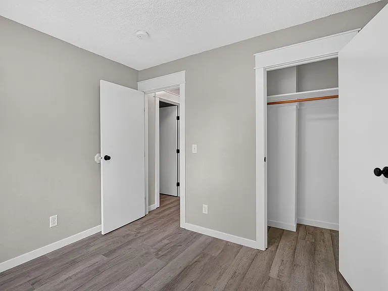 2bed 1 bath Unit in quiet Clive location — Photo 21