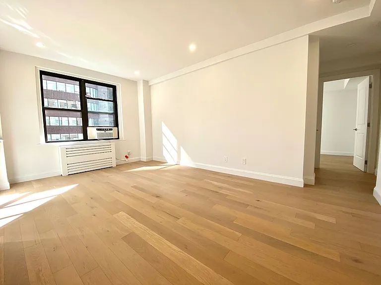 160 E 48th St #11G2 — Photo 4