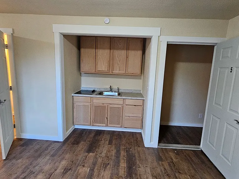 400 Railroad Ave — Photo 17
