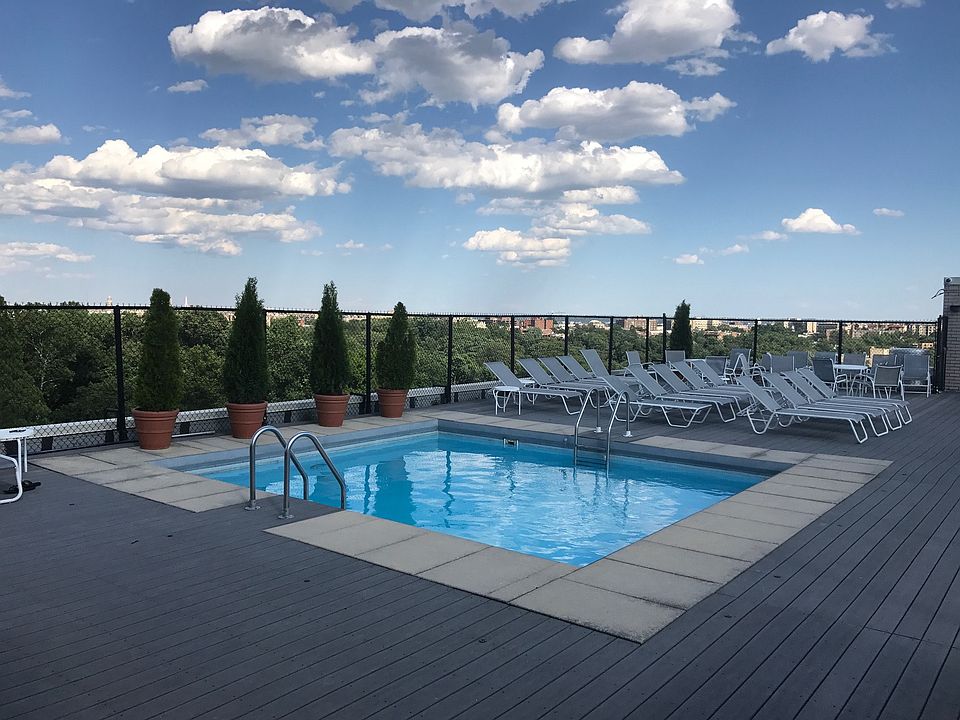 Roof Top Pool w Downtown Views
