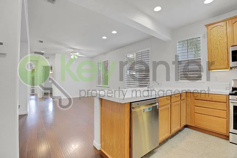 2 bed, 2.0 bath, 1054 sqft, $2,400 — Photo 4
